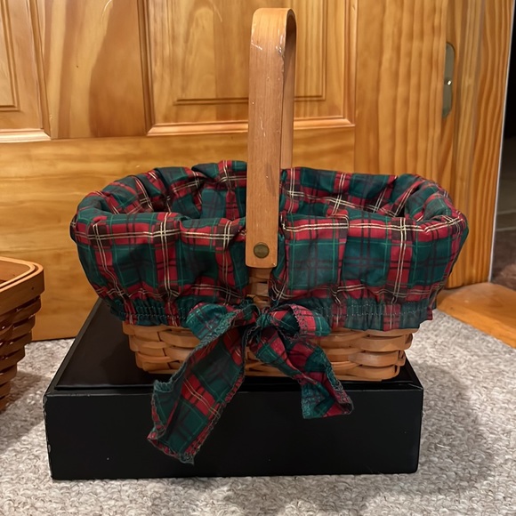 Country Woven Collection GRAND Basket with Removable Christmas Plaid Liners - Picture 3 of 12